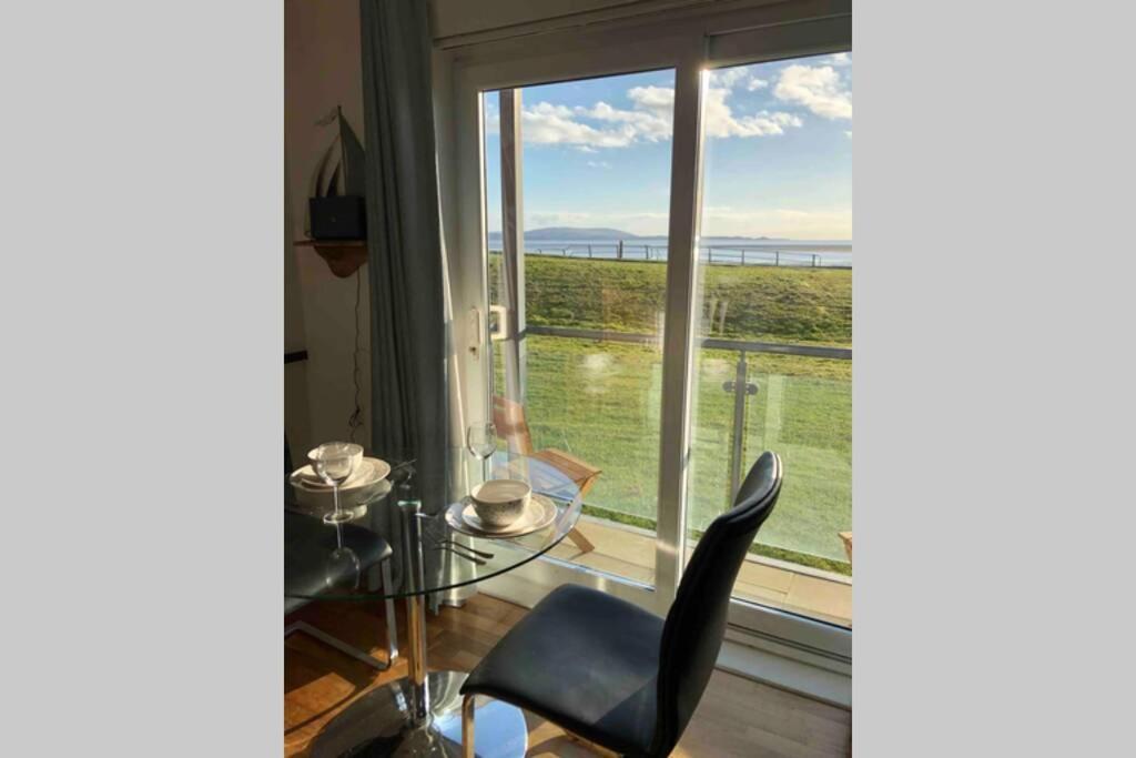 Cockledora, A Luxury Ground Floor Beachfront Apartment Llanelli Eksteriør billede