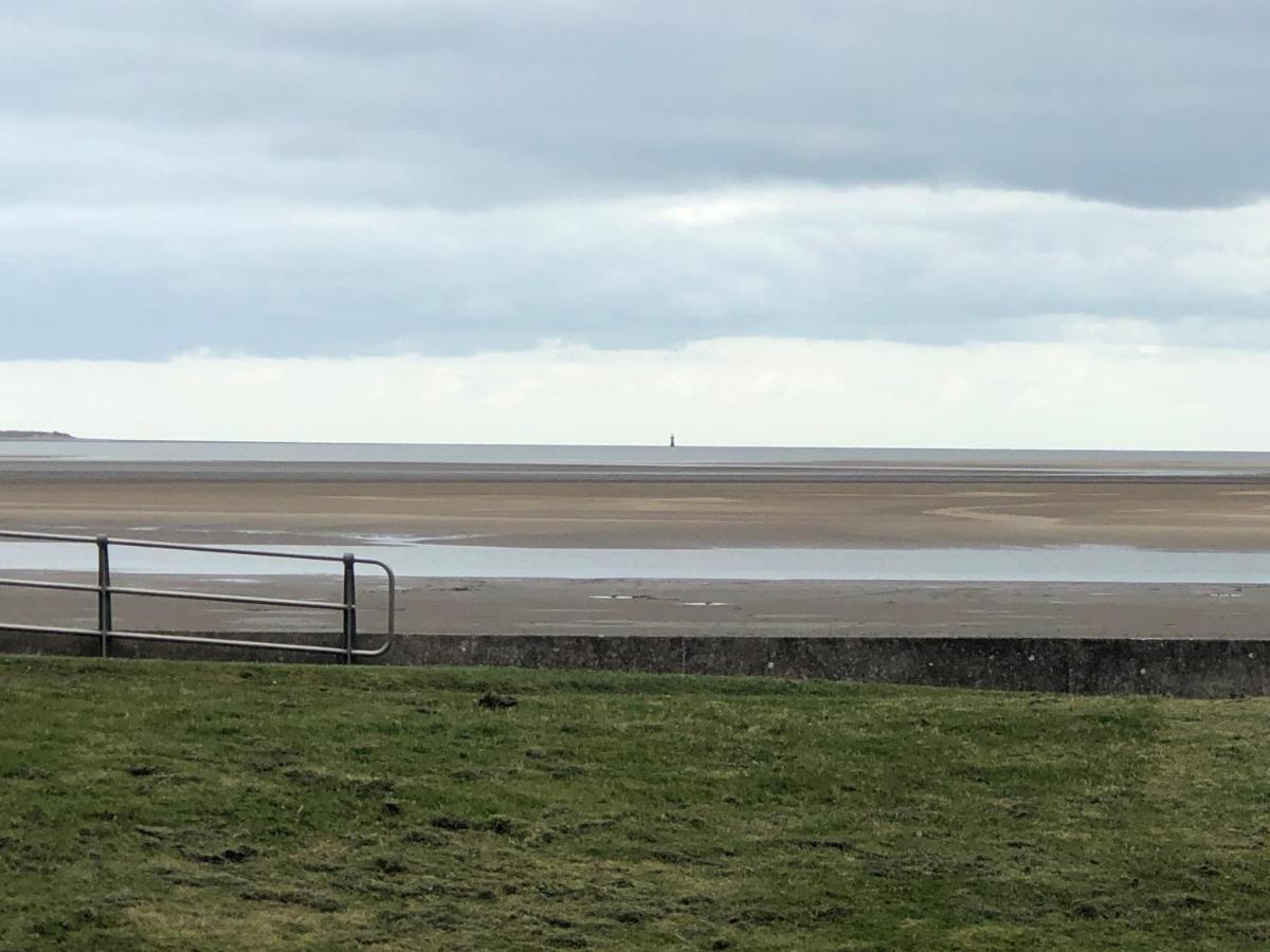 Cockledora, A Luxury Ground Floor Beachfront Apartment Llanelli Eksteriør billede