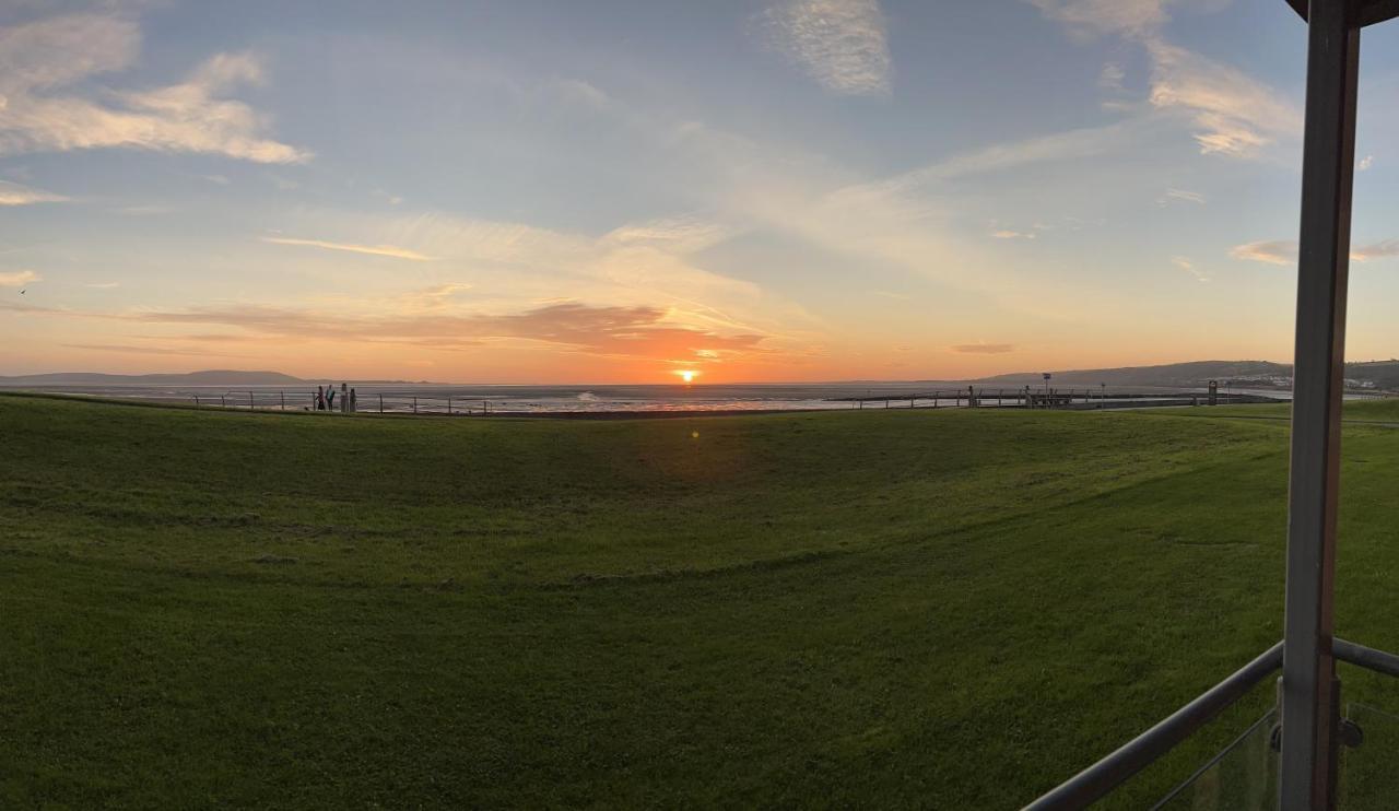 Cockledora, A Luxury Ground Floor Beachfront Apartment Llanelli Eksteriør billede