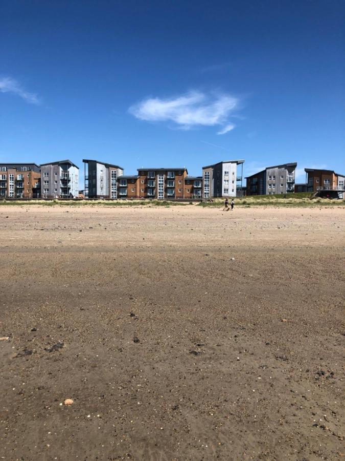 Cockledora, A Luxury Ground Floor Beachfront Apartment Llanelli Eksteriør billede