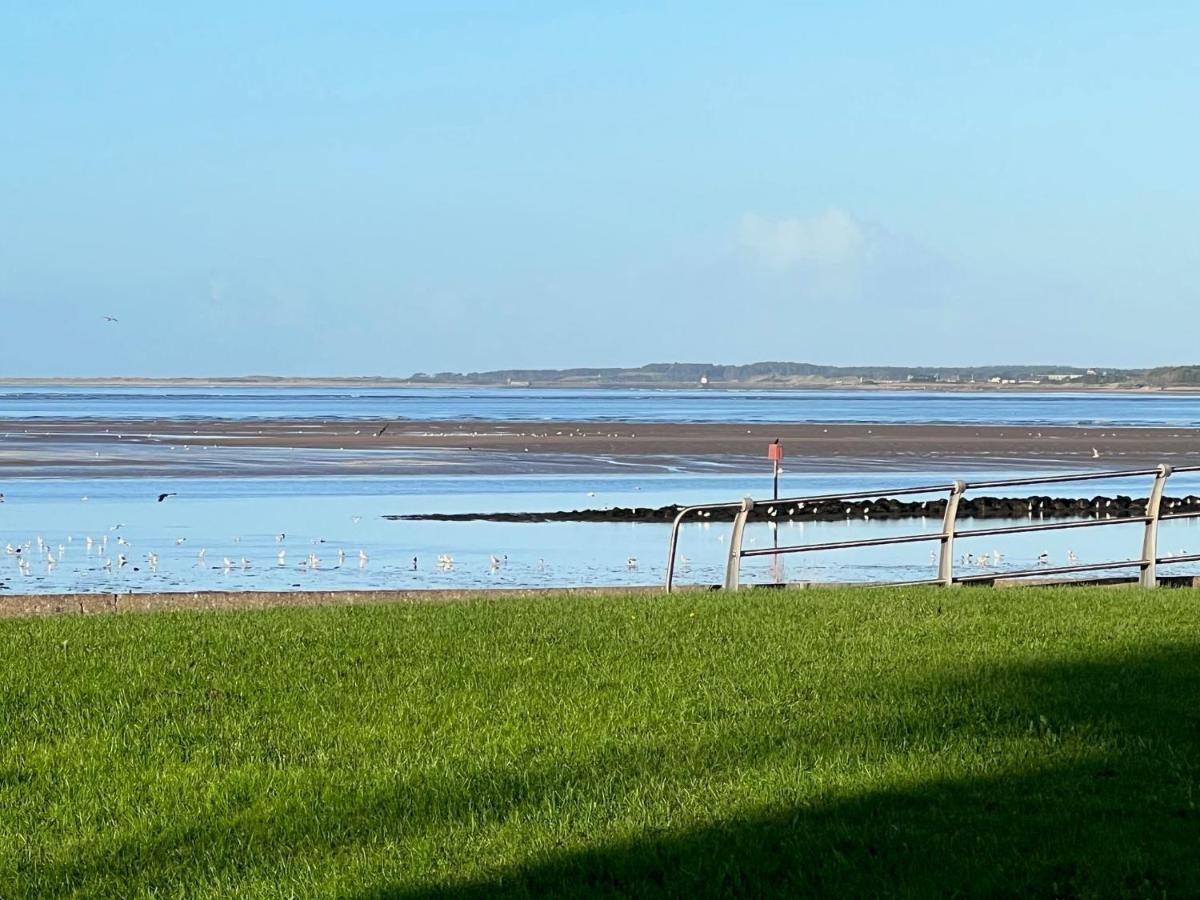 Cockledora, A Luxury Ground Floor Beachfront Apartment Llanelli Eksteriør billede